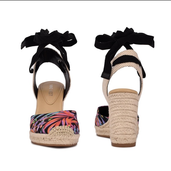 Nine West Friend Ankle Wrap Espadrille Wedge Sandals size 8.5 Black Tropical - Picture 2 of 8